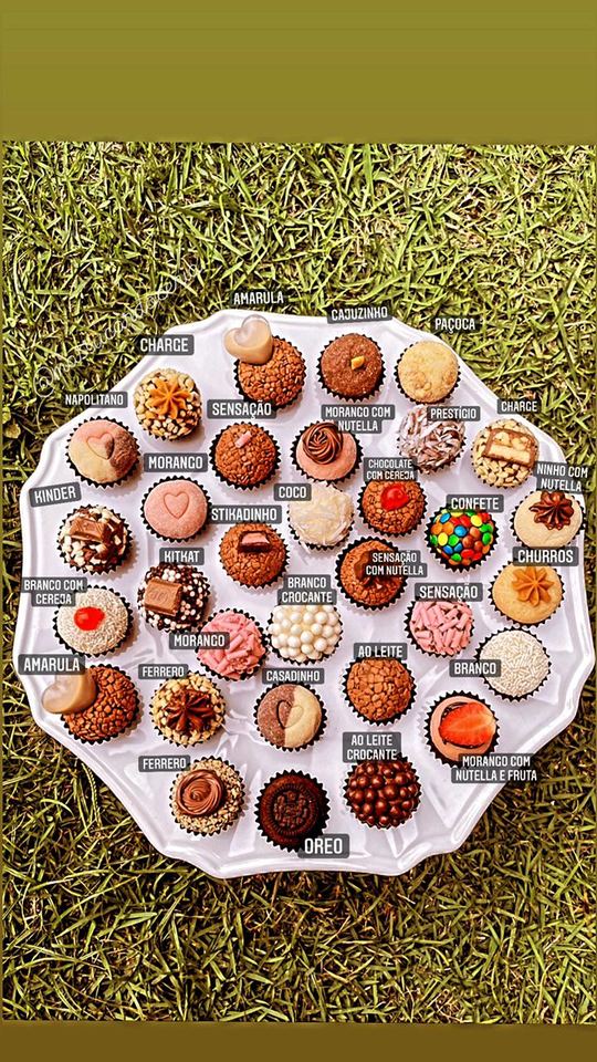 Bandeja de brigadeiros com o nome de cada sabor
